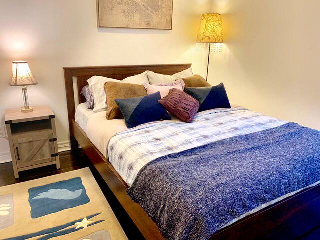 New Luxury 1+1 bed 2 bath condo, steps to subway gallery image 2