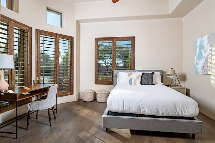 Dormitorio 4 con cama tamaño queen: sábanas de calidad lavadas profesionalmente entre huéspedes