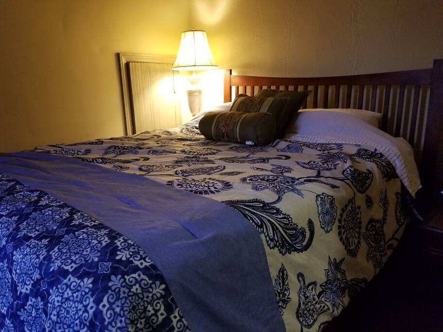 Queen size bed in the bedroom.