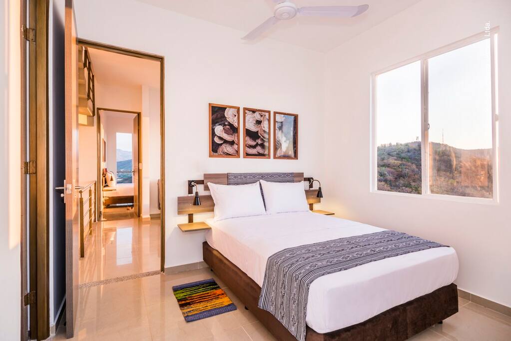 Habitación Uno: Cama doble con baño, balcón, vista al mar.