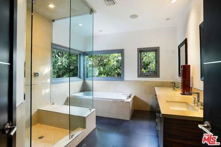 Beverly Grove/Beverly Hills/Melrose – 5 bed 6 bath gallery image 5
