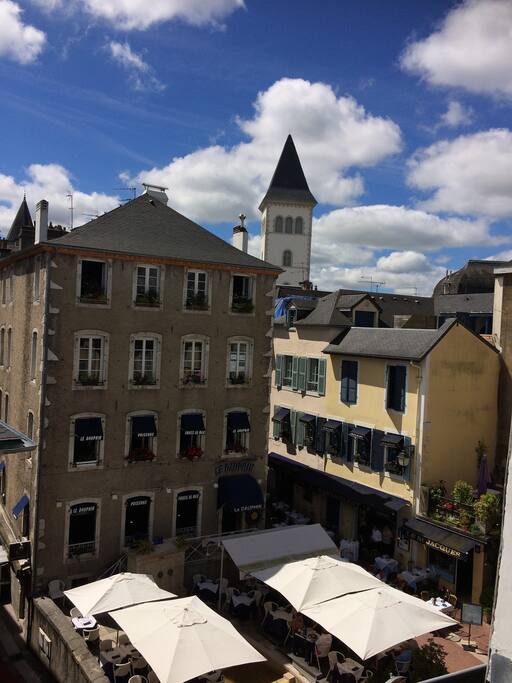 Vue sur la place depuis les fenêtres.
