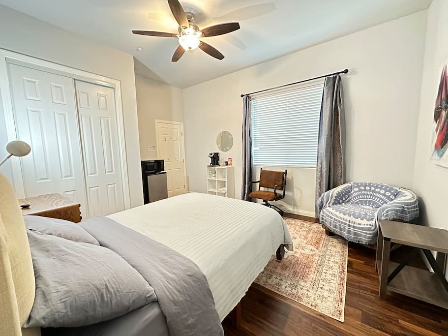 Airbnb 1 queen bed @ prime location w/ Private entrance