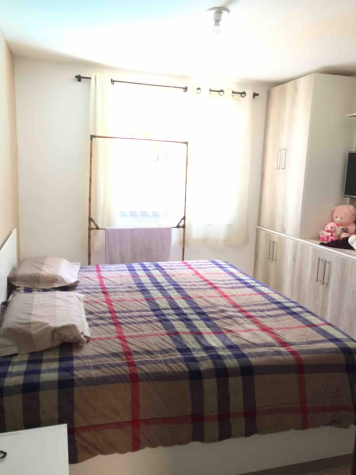 Quarto main casal com cama king.