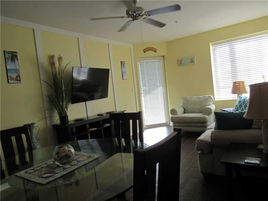 Screen,TV,Television,Couch,Furniture