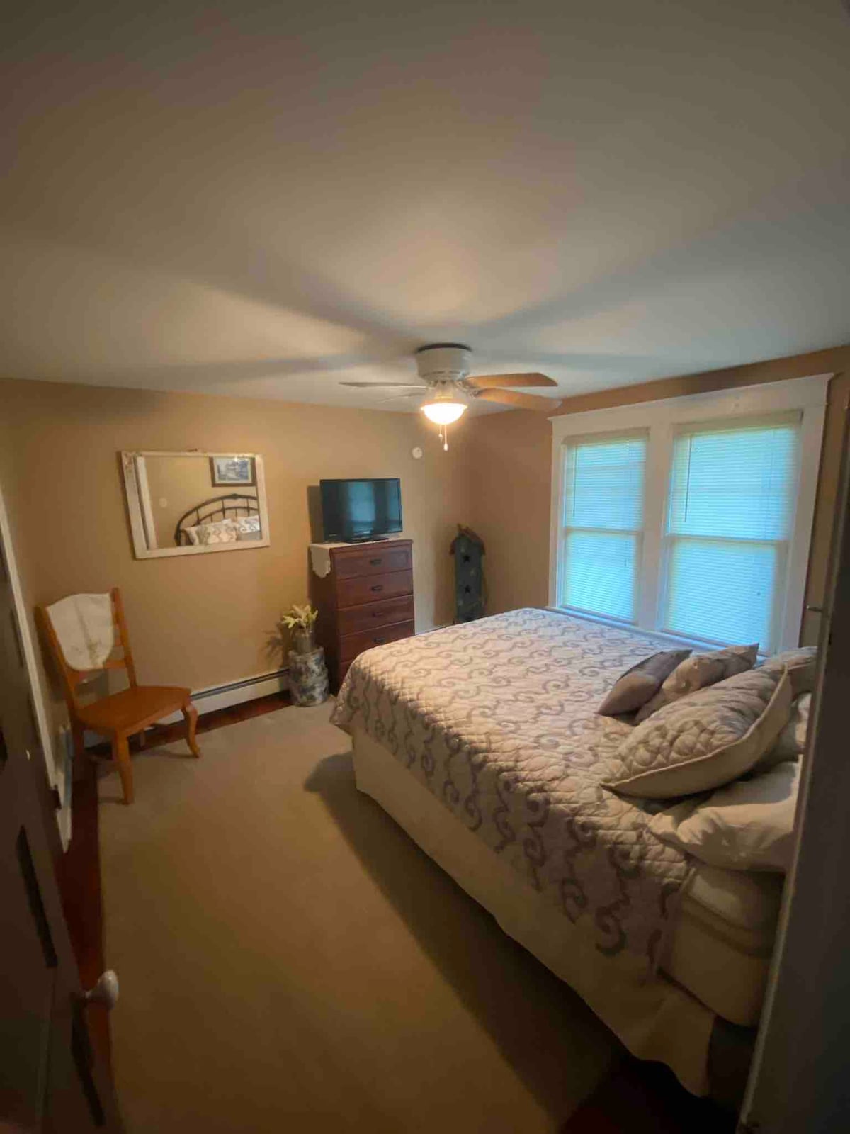 Slaapkamer vier met een queensize bed