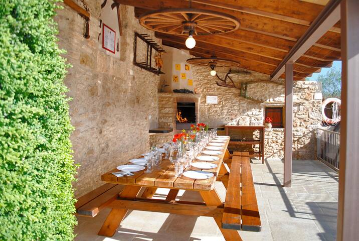 Traditional Catalan home with heated pool 2km lake gallery image 2