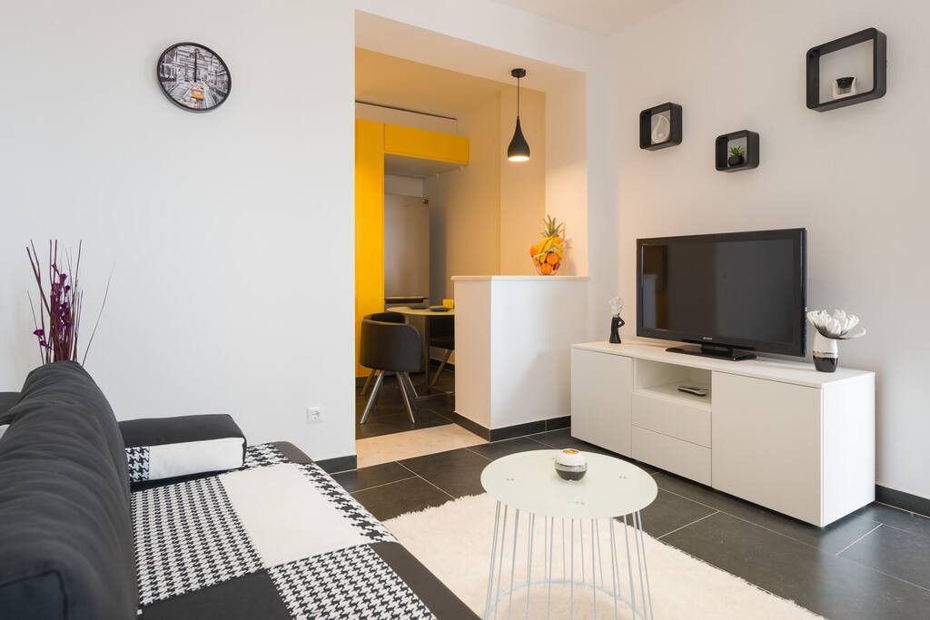 Living room with sofa bed, flat screen TV, wi-fi and Aircondition