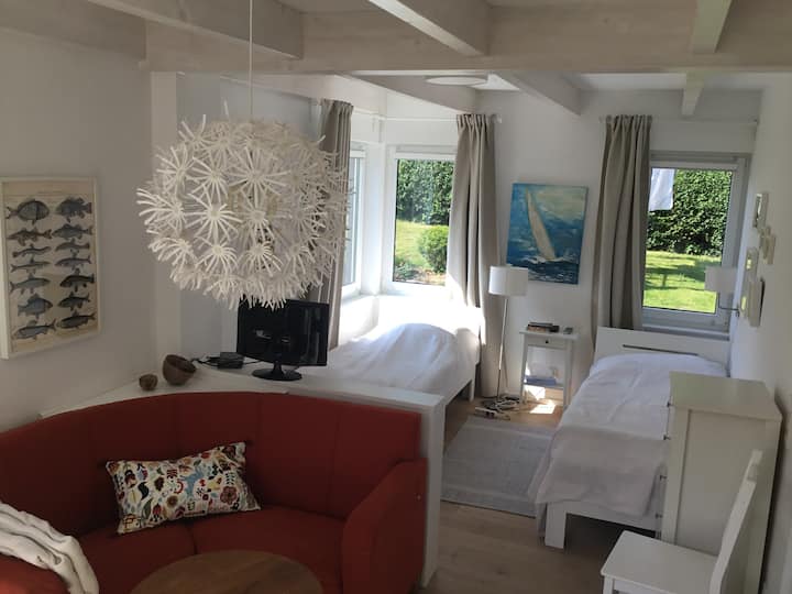 ห้องนอนผู้ปกครองพร้อมพื้นที่นั่งเล่นที่อบอุ่น