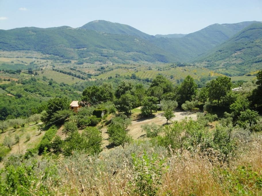 Veduta del casale nel contesto della valle. Parco dei Monti Lucretili sullo sfondo