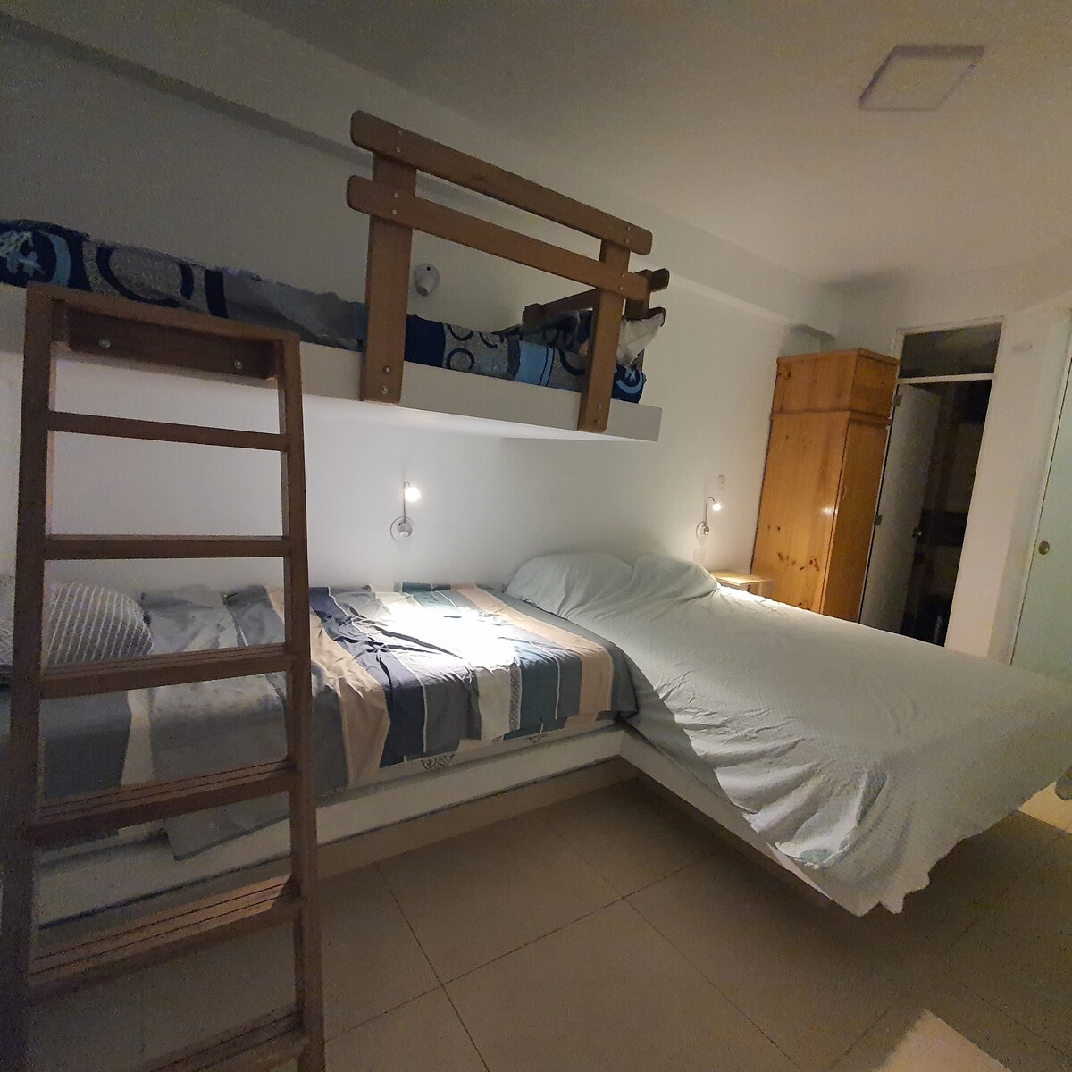 Спална соба на првиот кат 101: брачен кревет (широк 150-179 см) и 2 и пол кревета за 4 лица.