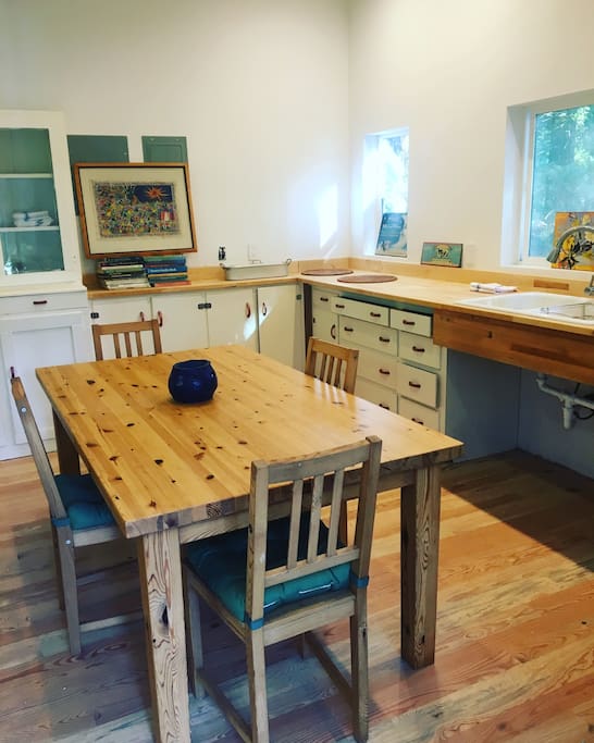 Great kitchen and dinning area