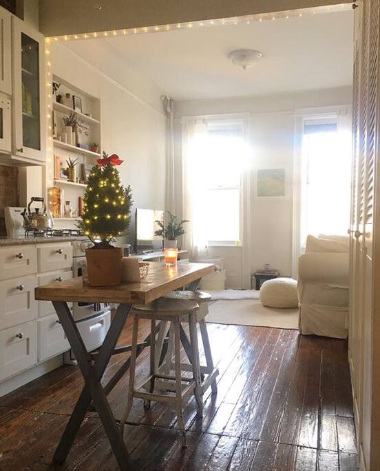 Fully equipped kitchen and cozy breakfast bench.