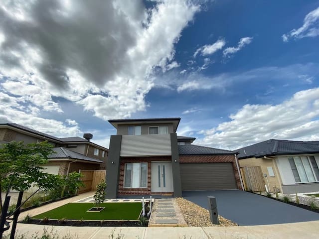 Refreshment Villa with 5 bedrooms, 25 mins to CBD