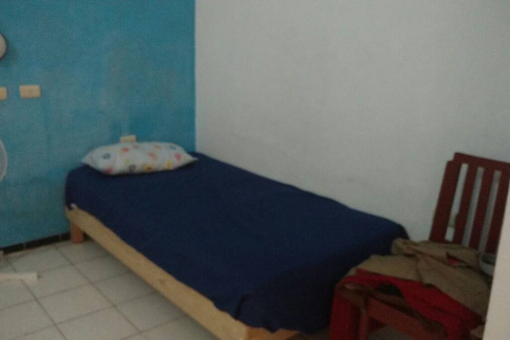 Es una cómoda habitación interior.