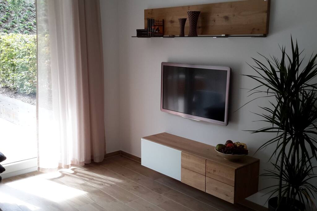 Gegenüber der Couch, 42" Kabel TV, Fenster mit elektrischen Jalousien