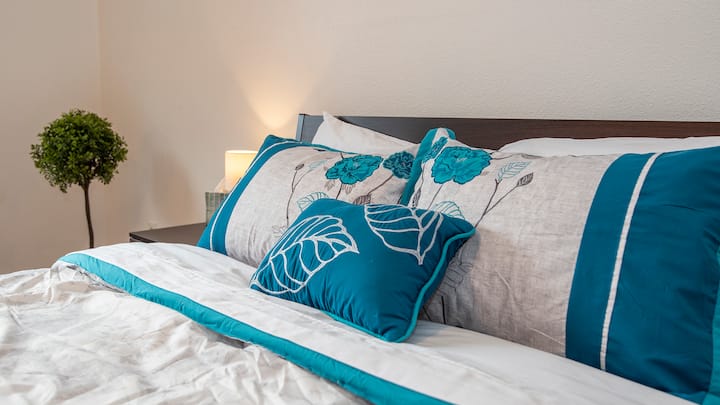 Dormitorio principal, cama tamaño queen con baño privado