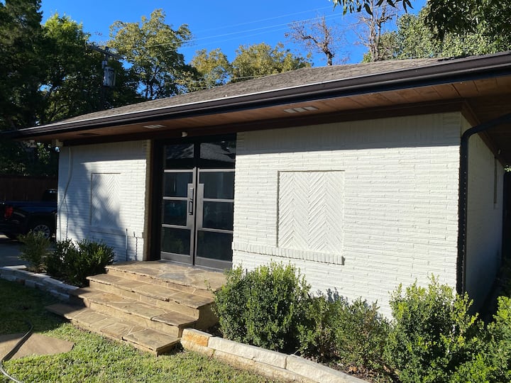 Entire guest house in Preston Hollow Guesthouses for Rent in Dallas