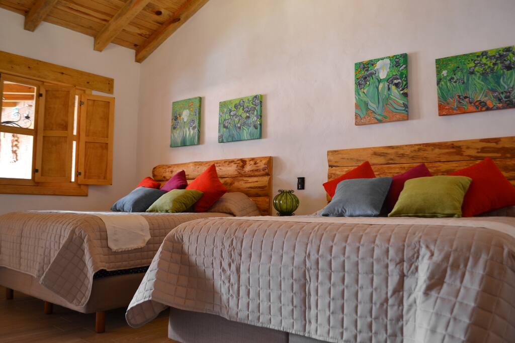 CUATRO HABITACIONES CON DOS CAMAS QS CHIMENEA, BAÑO PRIVADO Y TELEVISION CON CABLE, WIFI GRATIS, ESTACIONAMIENTO
