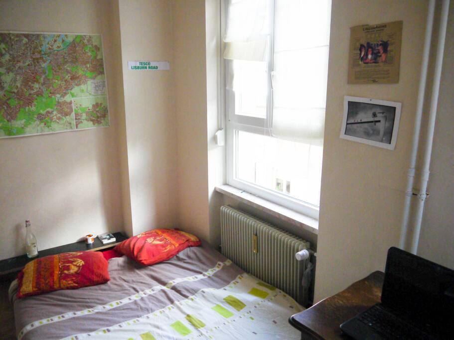 Une deuxième chambre, avec lit double, bureau, et très bien éclairée par deux fenêtres