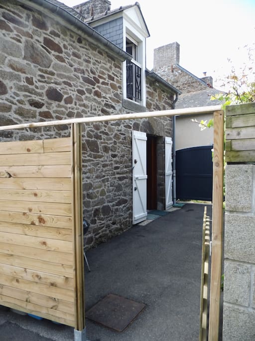 Entrée sur cour fermée
