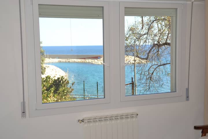 غرفة نوم مزدوجة بإطلالة على البحر