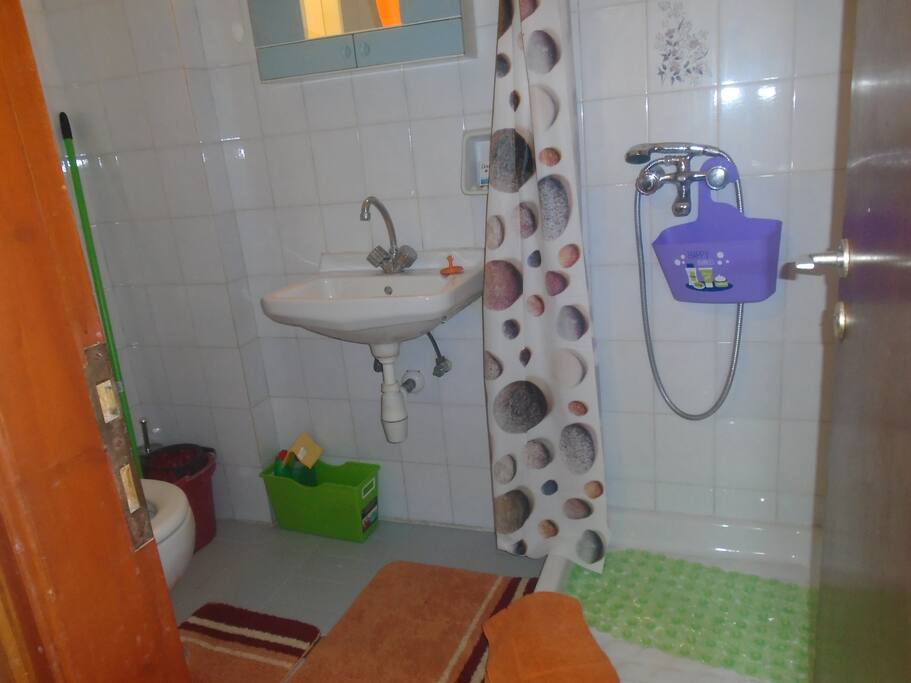 Shower/toilet
