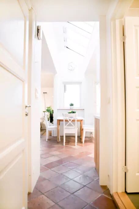 It has a light and spacious feel