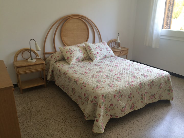 LA CHAMBRE DOUBLE. AVEC FENÊTRE EXTÉRIEURE À LA MONTAGNE ET ARMOIRE ENCASTRÉE.