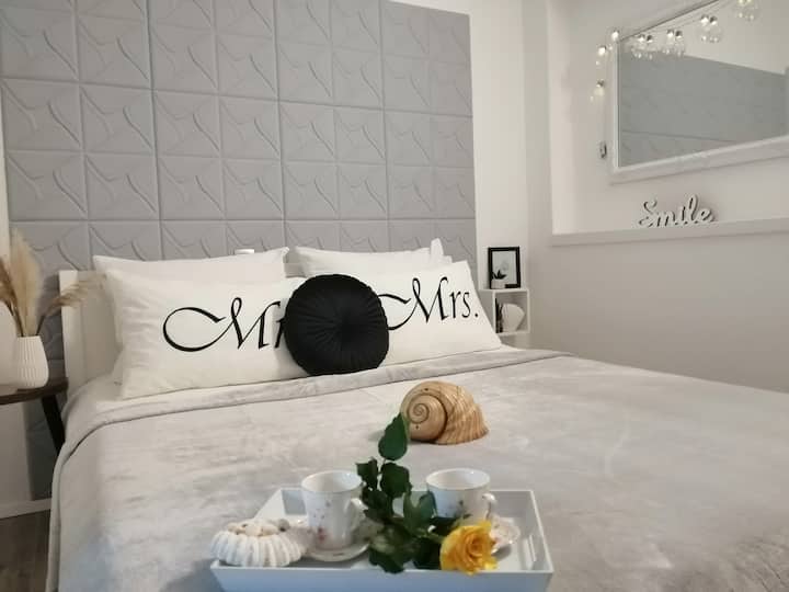 เตียงคู่ที่สะดวกสบายพร้อมฟูกนอนเพื่อการนอนหลับที่ดีขึ้น