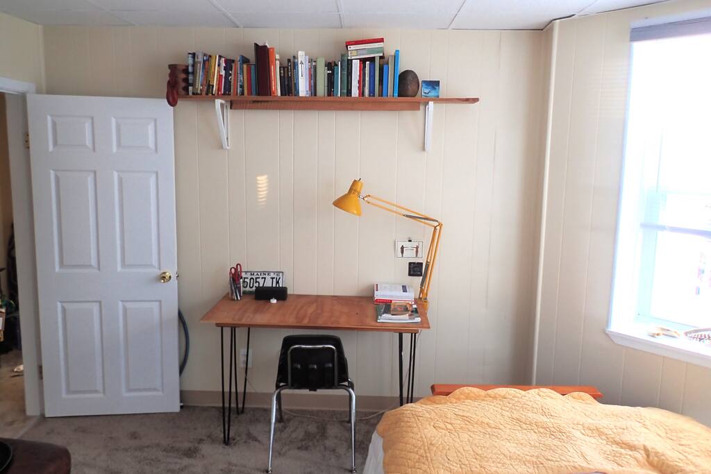 Full Bed Bedroom (Desk)