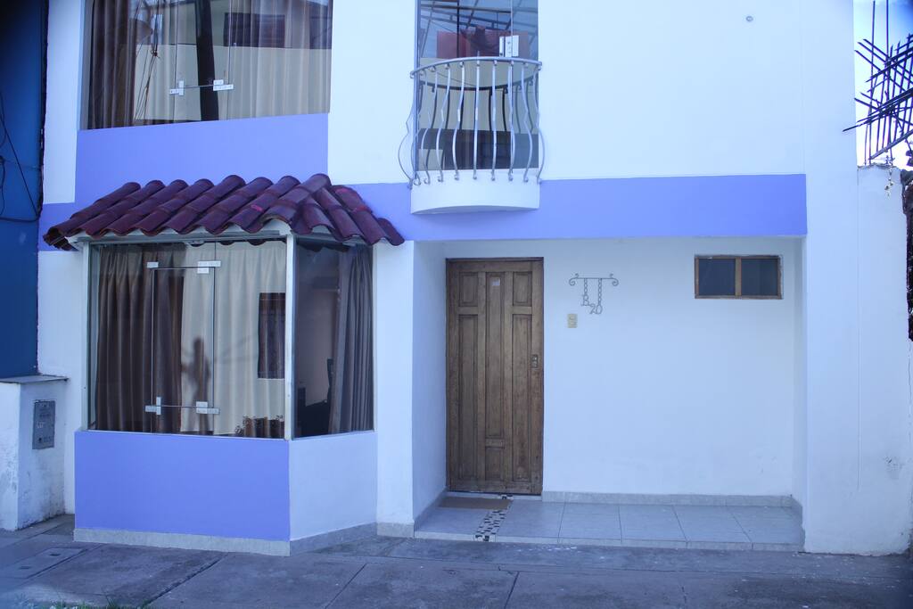 Hermosa Casa, ubicada a pocas cuadras de la Plaza Principal y lugares importantes, sera tú casa fuera de casa.
Beautiful House, located a few blocks from the Main Square and important places, will be your home away from home.