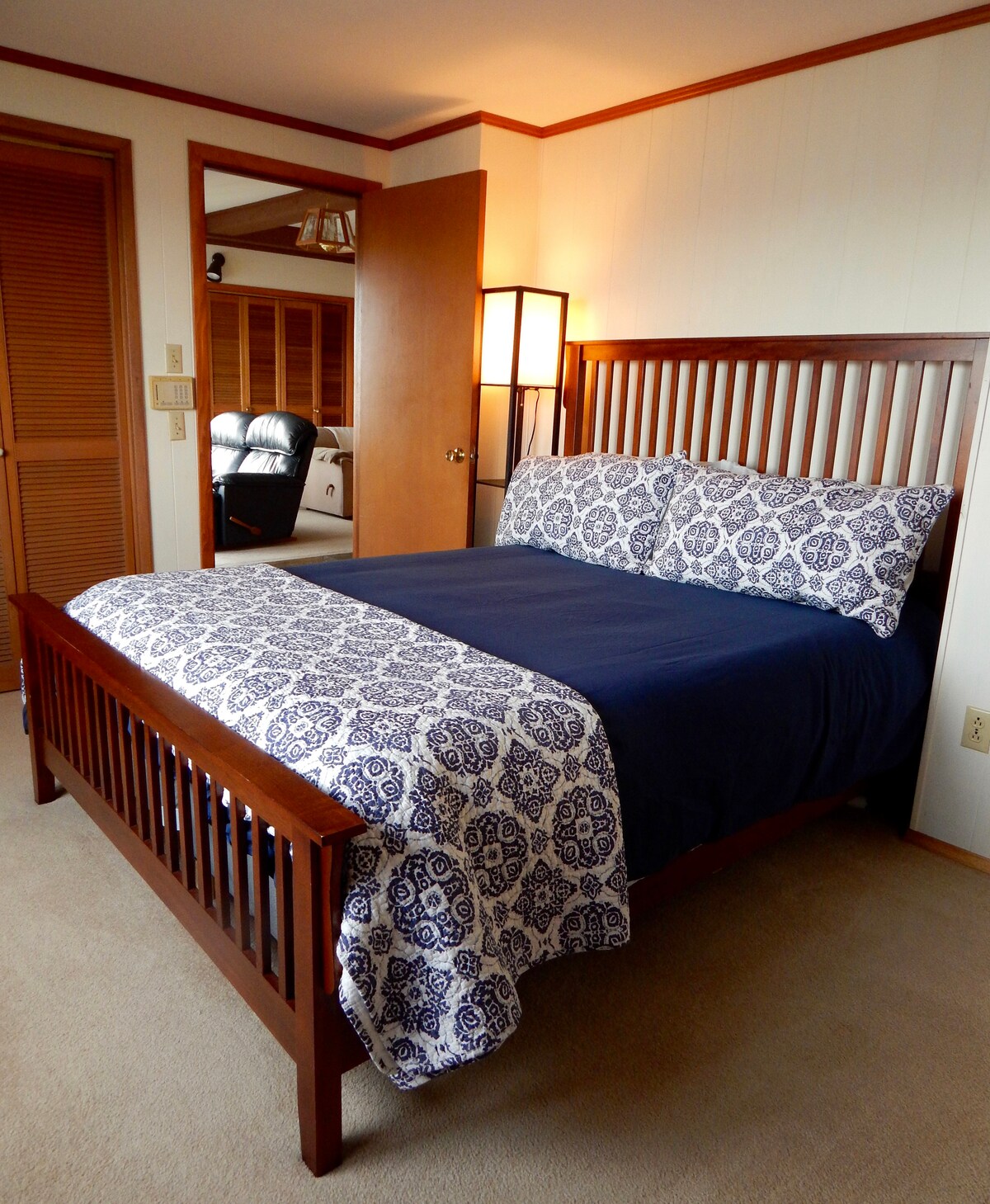 غرفة نوم رئيسية بإطلالة على غرفة المعيشة