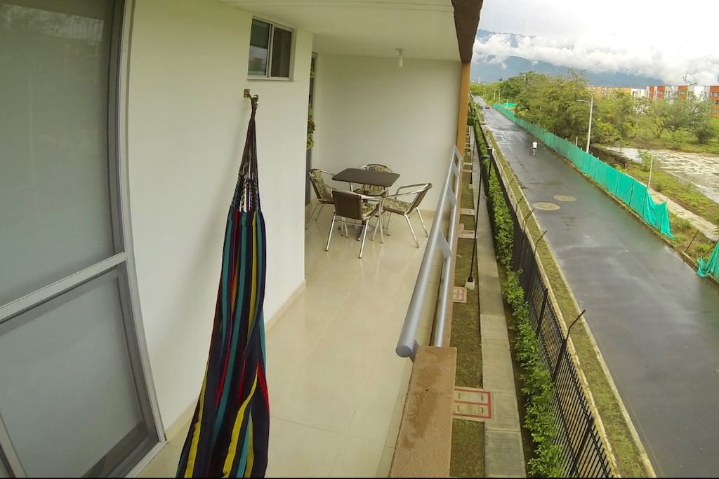 Amplio balcón con vista a los Farallones de Cali