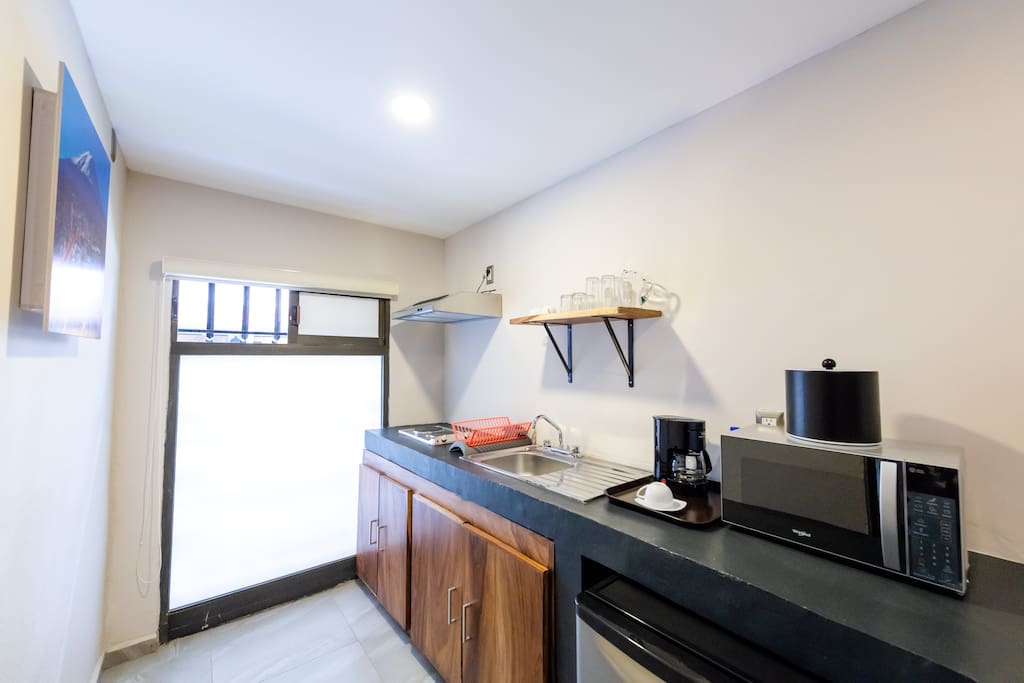 Cocineta equipada: Refrigerador, microondas, cafetera, tostador para pan, vajilla y cubiertos para 4 personas, bateria de cocina basica, ultencilios de cocina basicos, hielera, saca corchos.