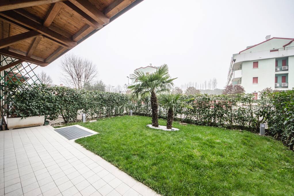 Giardino di Proprietà recintato ed illuminato con luci sul perimetro. Le palme sono illuminate con led colorati.