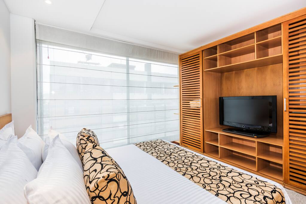 Habitación con cama queen, el Apartamento cuenta con TV por cable y servicio de limpieza de lunes a sábado