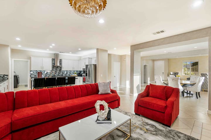 客厅：充满活力的红色沙发和时尚的装饰，非常适合聚会和放松！