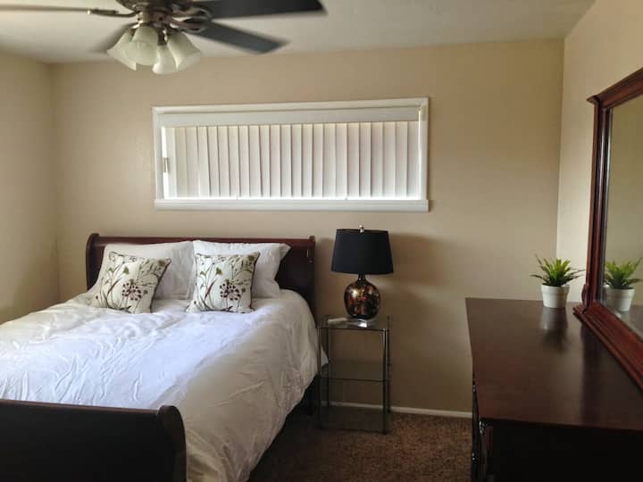 Спална соба со брачен кревет (queen) на главниот кат