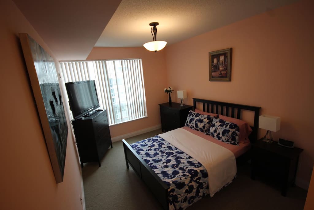 Master Bedroom, Queen size bed with closet and flat screen television
(Netflix included)