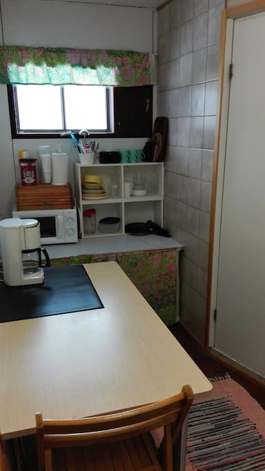 Keittokomerossa mikro, kahvin- ja vedenkeitin, keittolevy, astiat ja muut tärkeimmät keittiötarvikkeet. Talon puolesta kahvi- ja teepaketit, sokeri ja pientä naposteltavaa.
