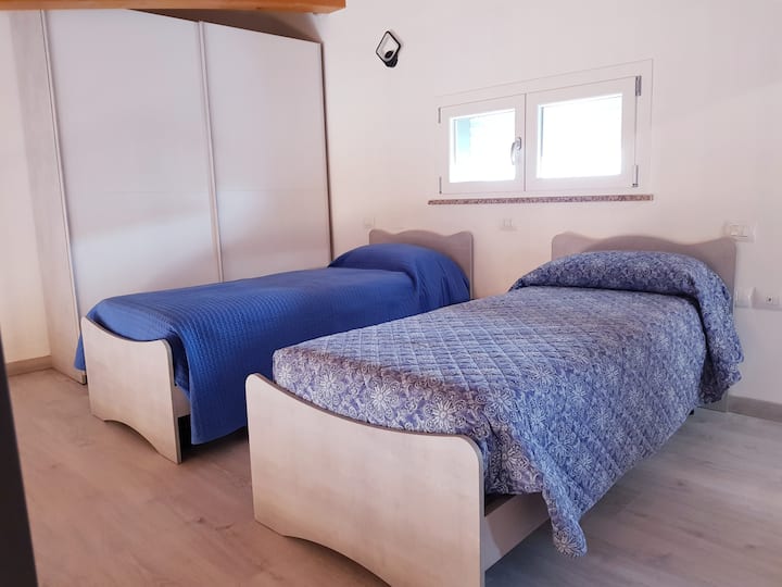 spálňa v podkroví s 2 lôžkami a šatníkom