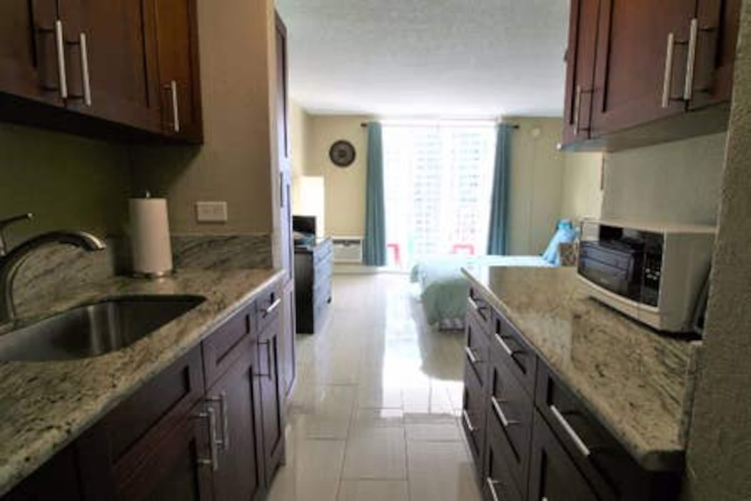 Condo in Honolulu · ★4.64 · Studio · 1 bed · 1 private bath - Image 4