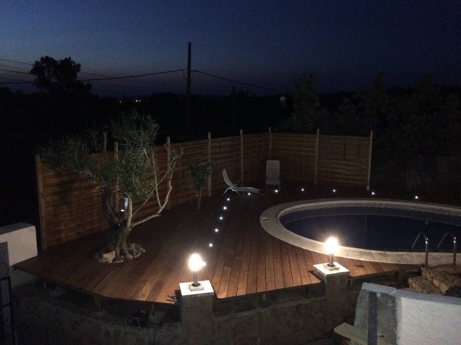 Piscina exterior nocturna
