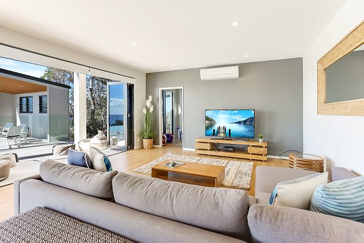 Castaways Beach Escape (6 bedroom) – Ocean Views gallery image 5