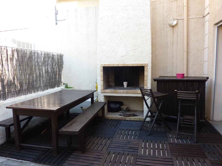 La terrasse avec sa cheminée