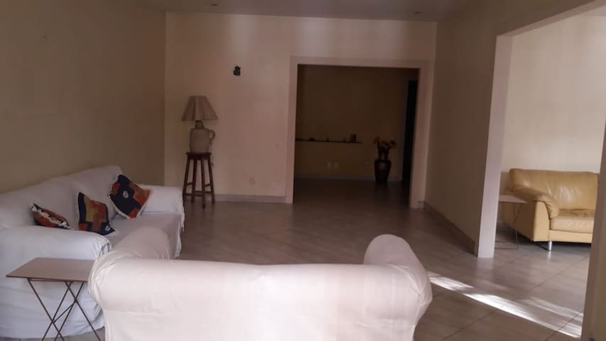 Apt.COPACABANA! Enorme! Quadra da praia e metrô!