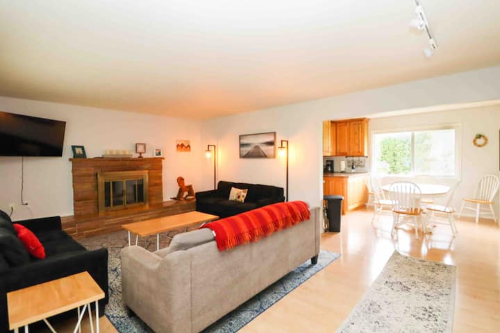 5 Beds, 1mi To Autzen • W/ac, Laundry*great Yard - Eugene, OR