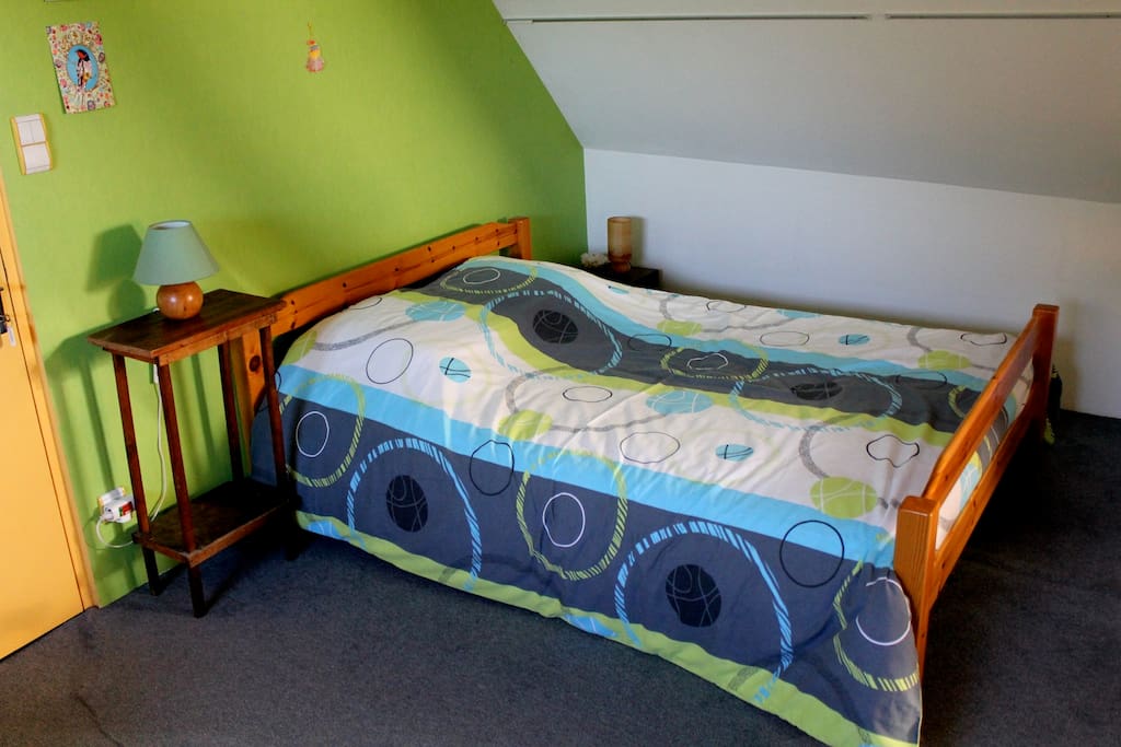 Grand lit confortable..