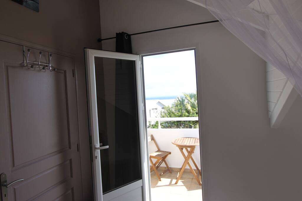 l'accès au balcon depuis la chambre